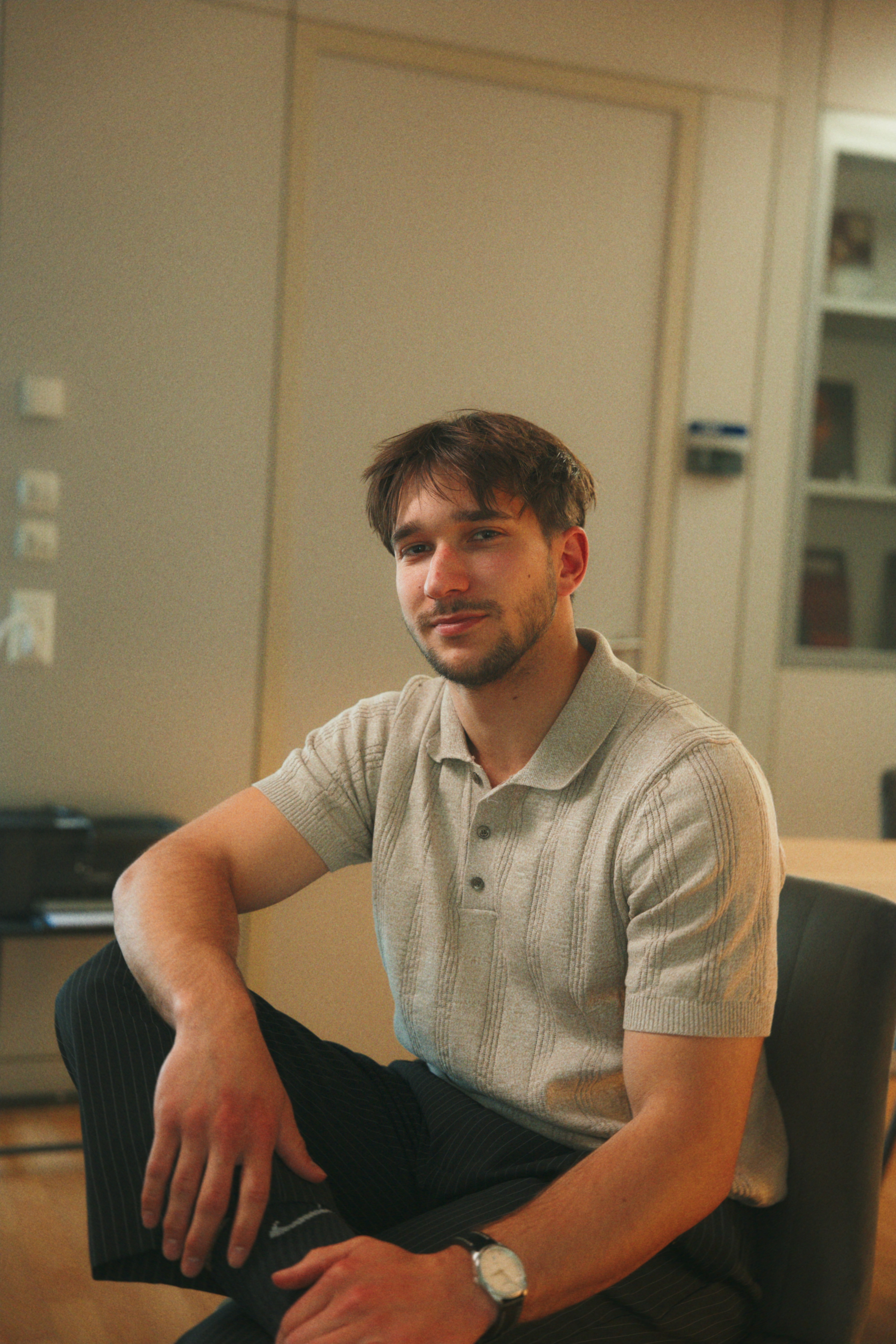 Josef Neibersch aus dem FourLead-Team, sitzend im Büro